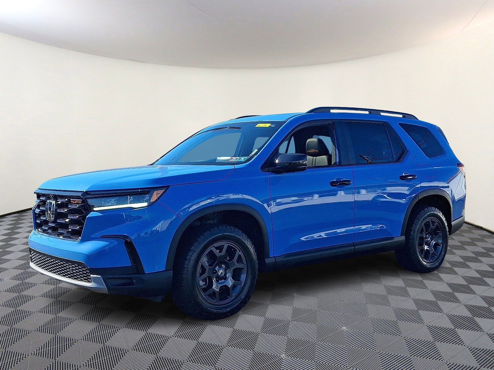 Used 2025 Honda Pilot TrailSport image 3