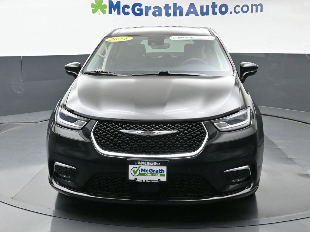 Used 2024 Chrysler Pacifica Touring-L image 4