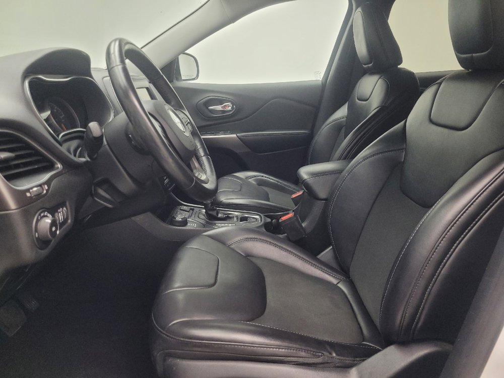 Used 2019 Jeep Cherokee Latitude Plus w/ Cold Weather Group AWD/4WD image 17