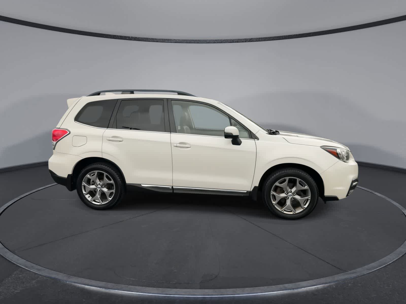 Used 2017 Subaru Forester 2.5i Touring AWD/4WD image 9