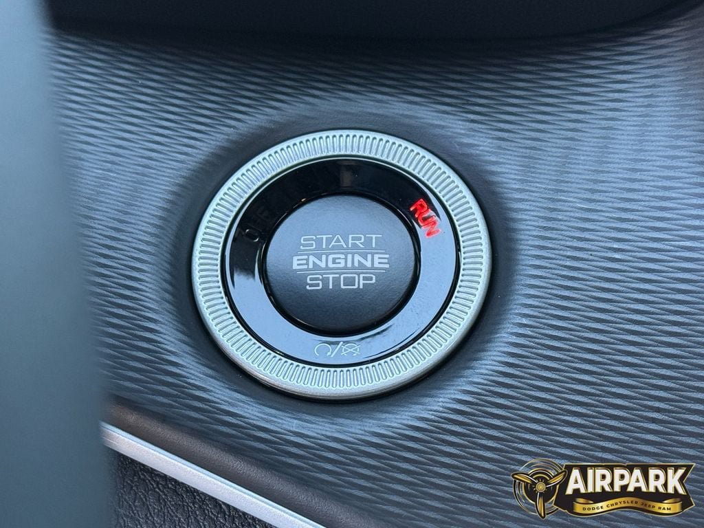New 2025 Jeep Grand Cherokee Altitude AWD/4WD image 17