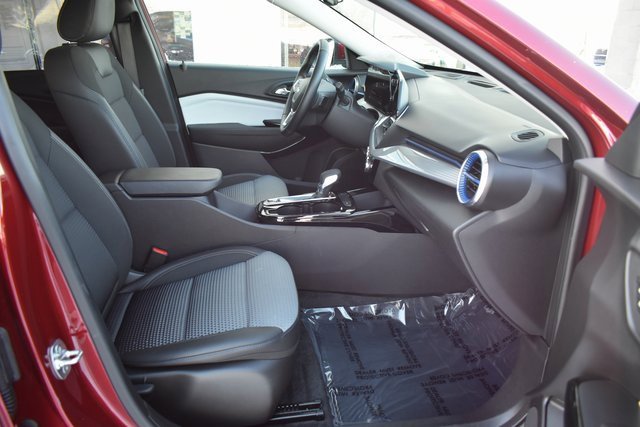 Used 2025 Chevrolet Trax LT w/ LT Convenience Package image 40