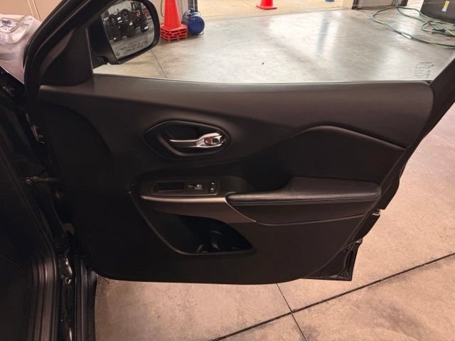 Used 2019 Jeep Cherokee Latitude Plus w/ Comfort/Convenience Group AWD/4WD image 27