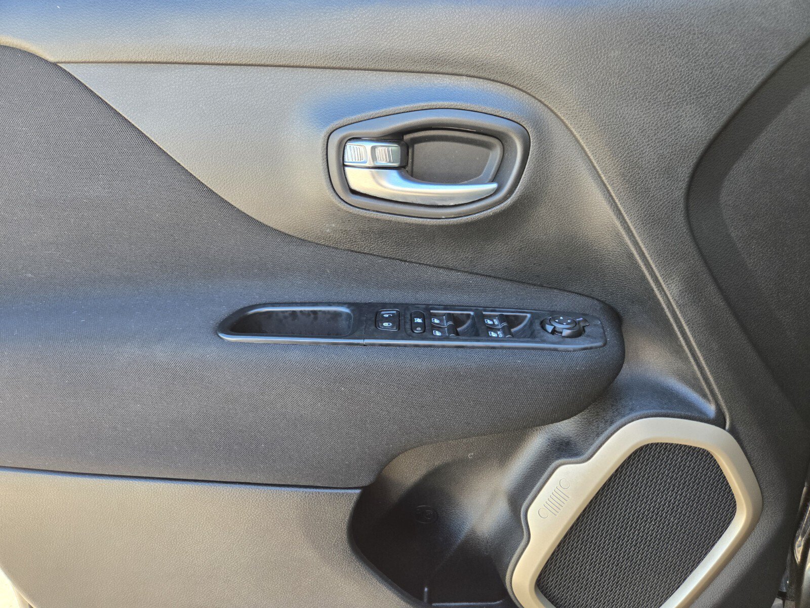 Used 2016 Jeep Renegade Latitude w/ Popular Equipment Group FWD image 14