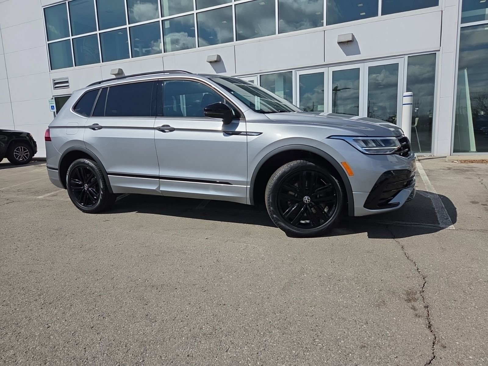 Certified 2022 Volkswagen Tiguan SE R-Line AWD/4WD image 2