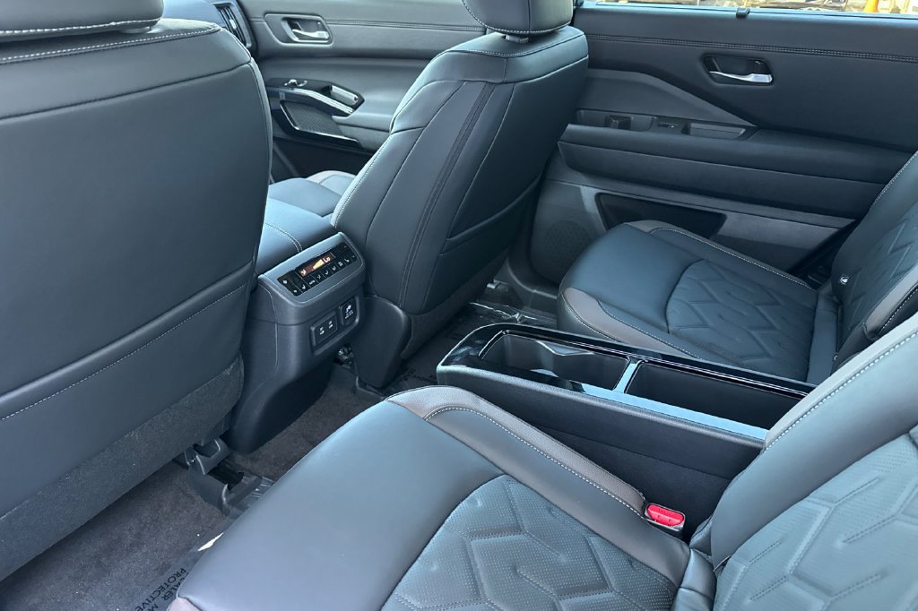 New 2026 Nissan Pathfinder Platinum w/ Accent Package AWD/4WD image 9