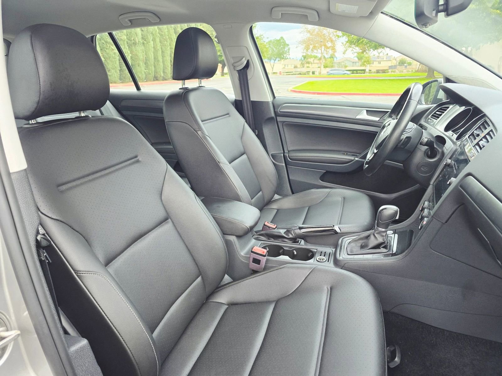 Used 2018 Volkswagen Golf SE FWD image 26