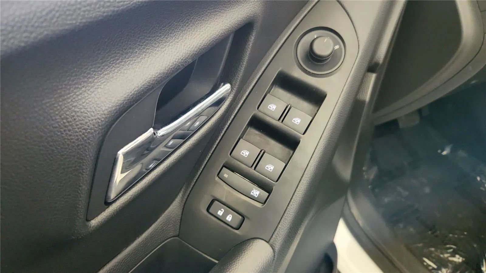 Used 2018 Chevrolet Trax LT w/ LT Convenience Package image 29