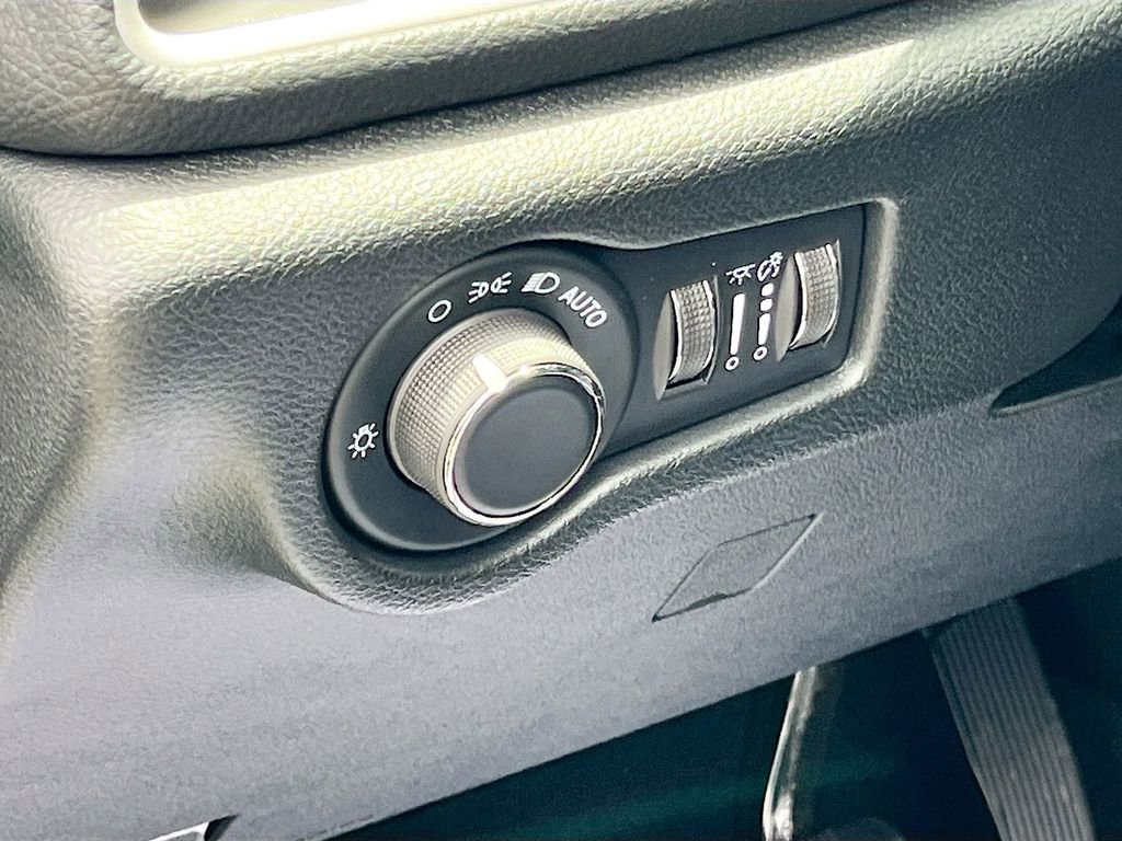 New 2027 Chrysler Pacifica Select FWD image 10
