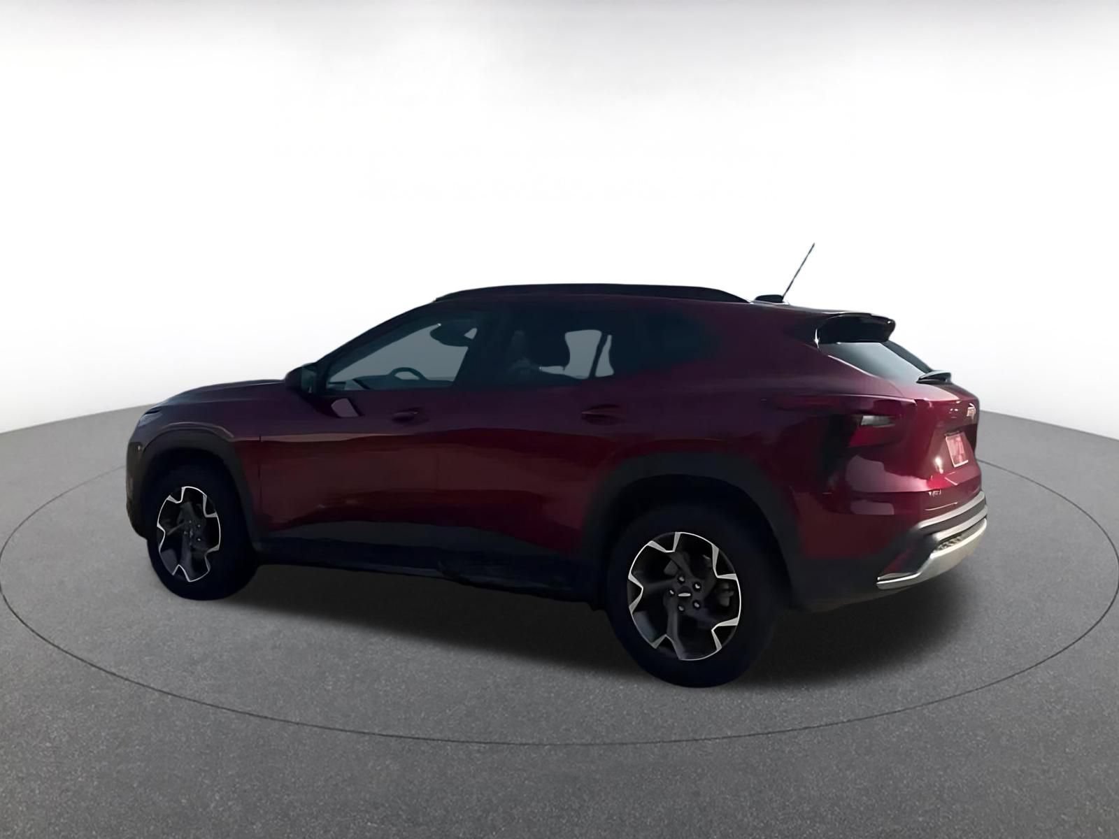Used 2025 Chevrolet Trax LT w/ LT Convenience Package FWD image 9