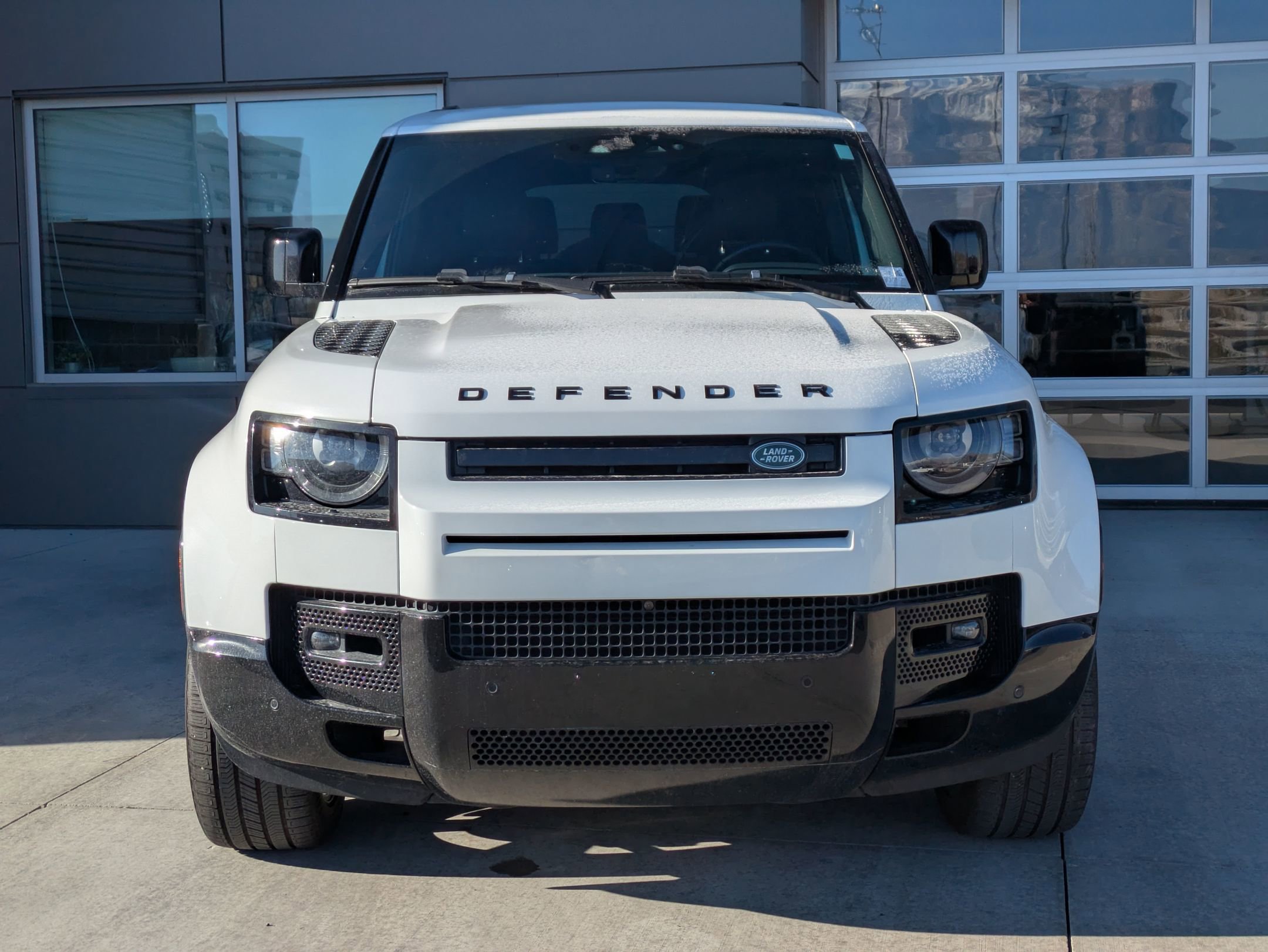 Used 2024 Land Rover Defender 130 X-Dynamic SE image 2