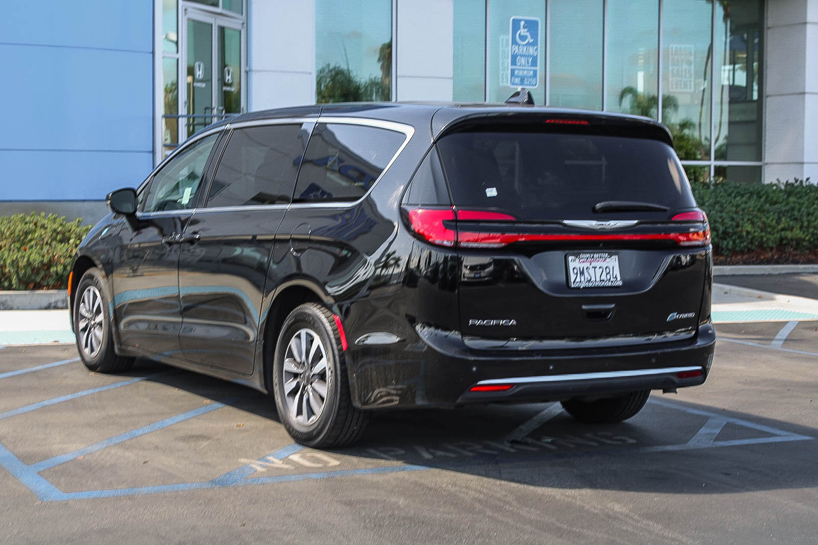 Used 2024 Chrysler Pacifica Limited FWD image 9