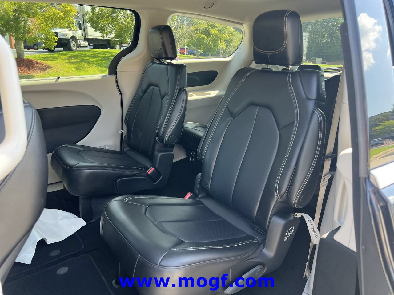 Used 2024 Chrysler Pacifica Touring-L FWD image 21