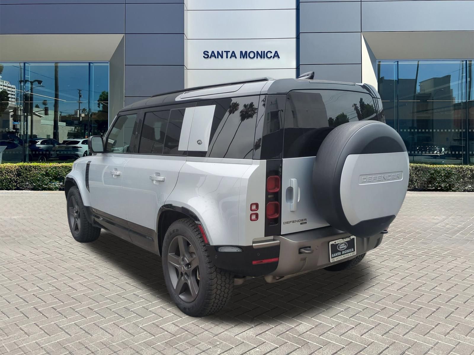Used 2021 Land Rover Defender 110 X-Dynamic HSE AWD/4WD image 3