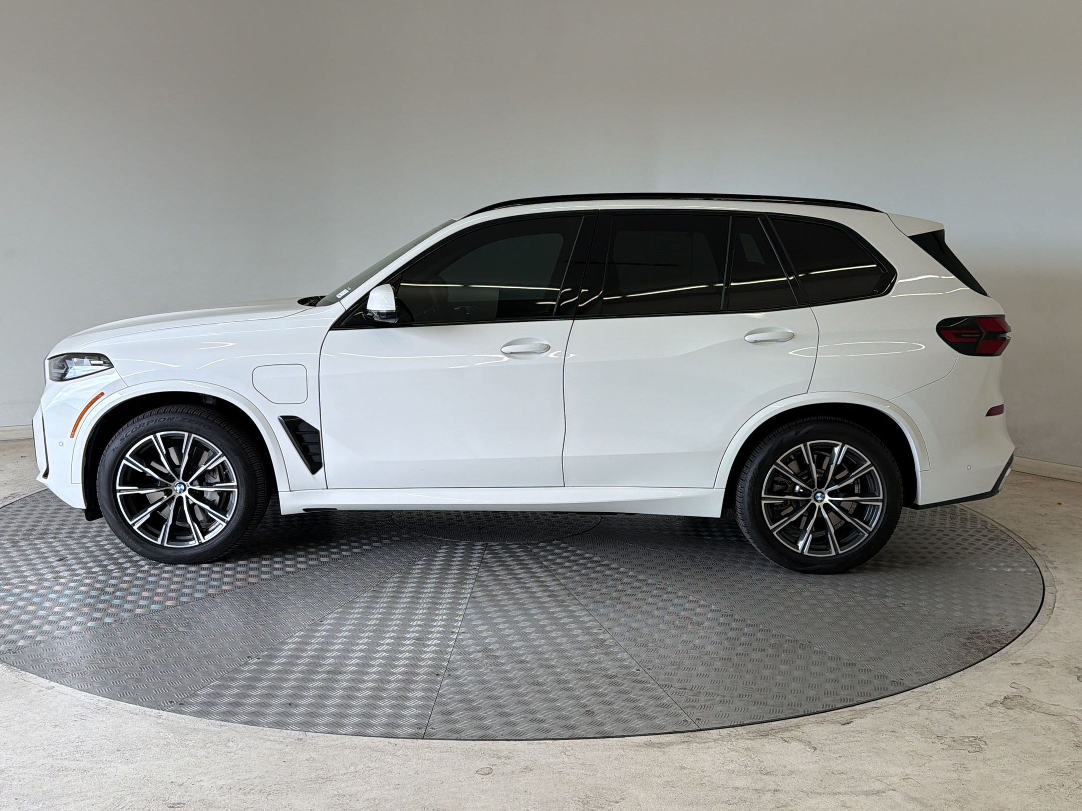 Used 2026 BMW X5 xDrive50e w/ M Sport Package AWD/4WD image 2