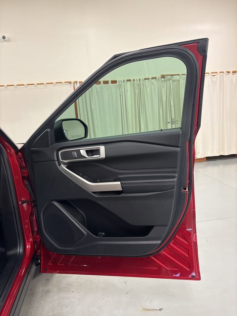 Used 2022 Ford Explorer XLT w/ Equipment Group 202A AWD/4WD image 30