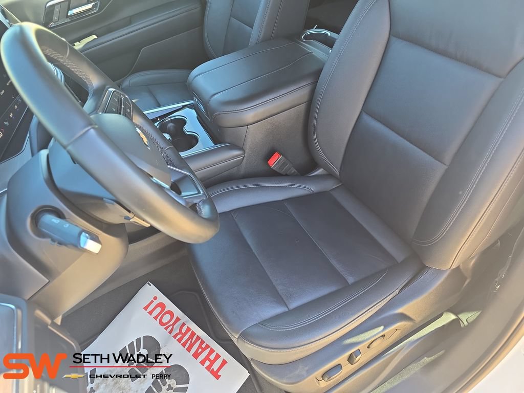Used 2025 Chevrolet Suburban LT AWD/4WD image 16