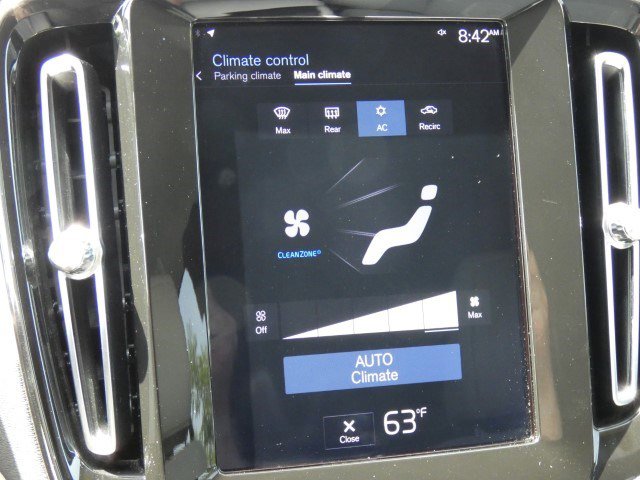 Used 2020 Volvo XC40 T4 Momentum image 28