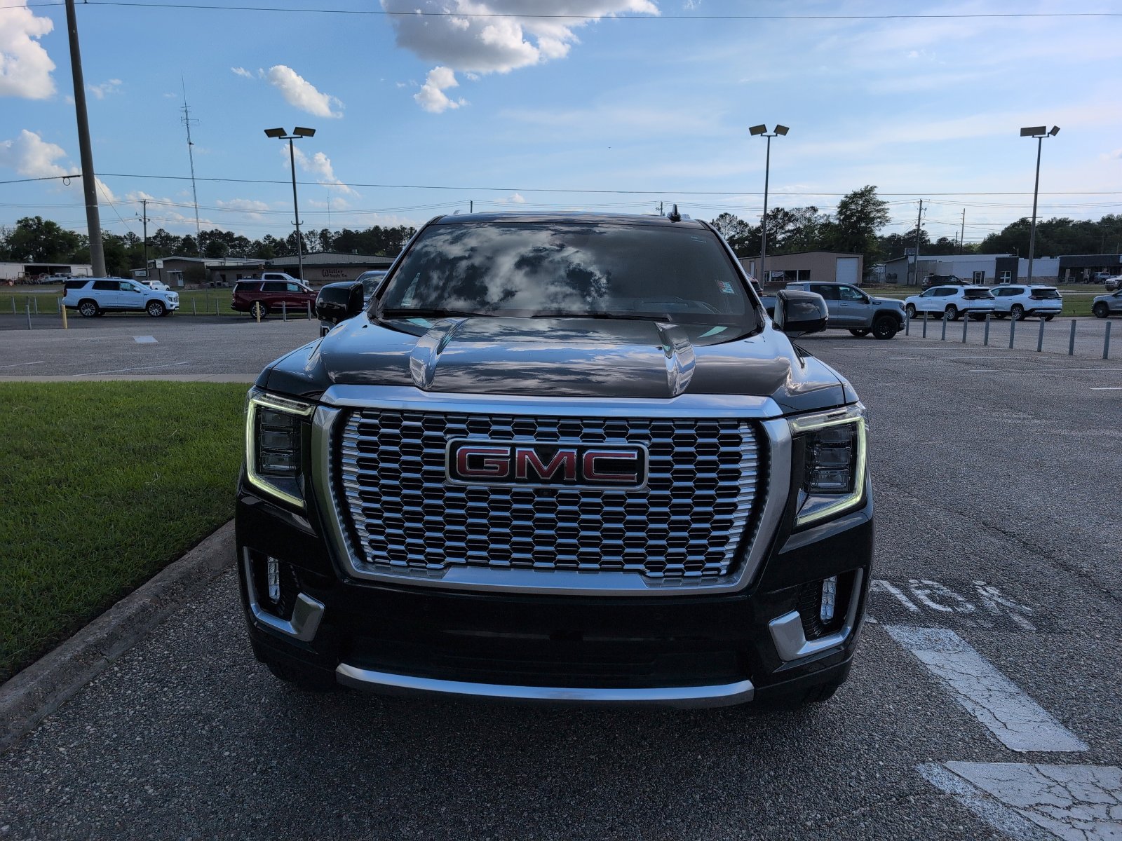 Used 2024 GMC Yukon Denali w/ Advanced Technology Package image 1