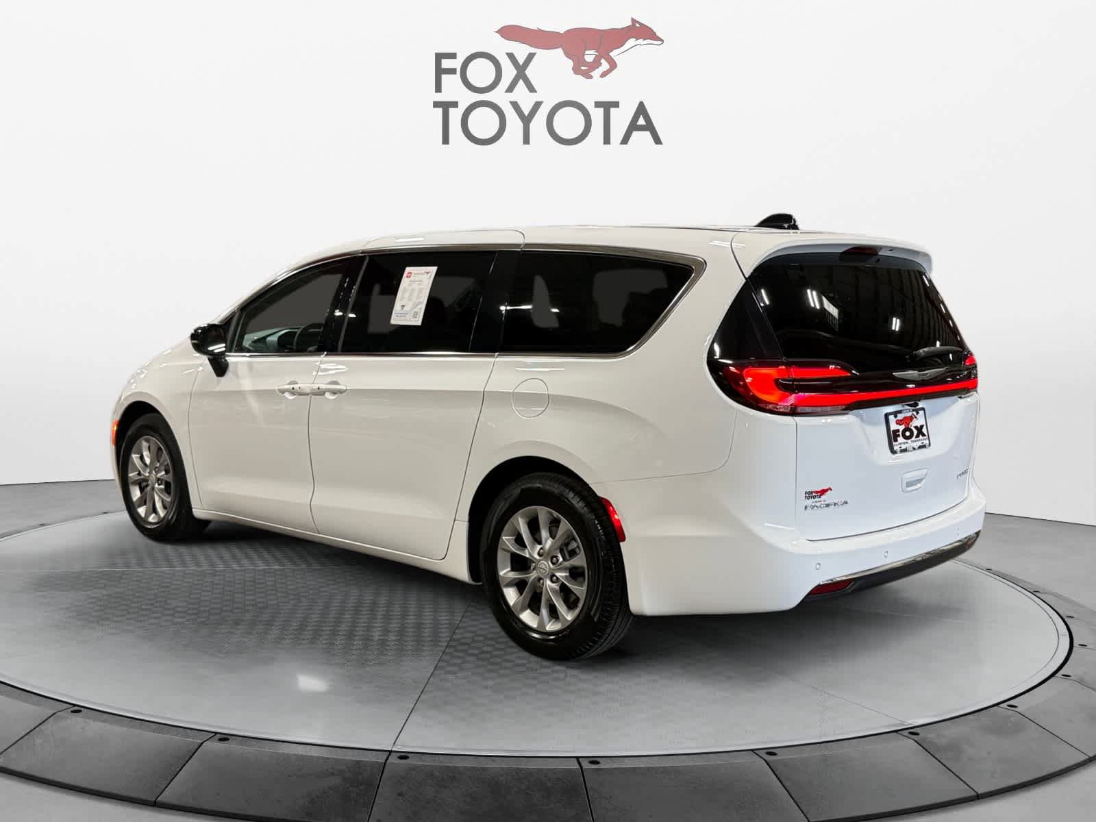 Used 2026 Chrysler Pacifica Limited FWD image 4