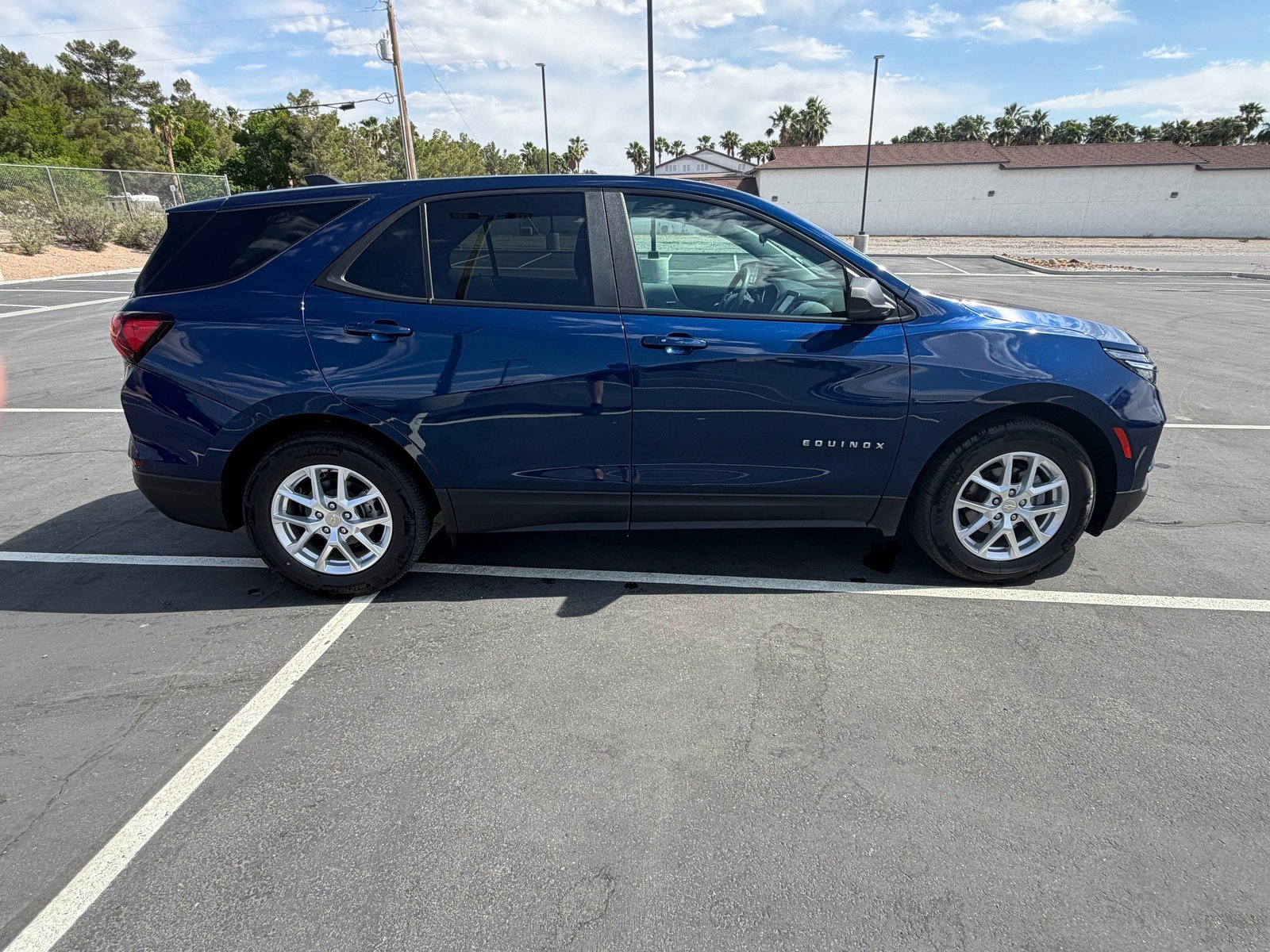 Used 2022 Chevrolet Equinox LS w/ LS Convenience Package FWD image 2