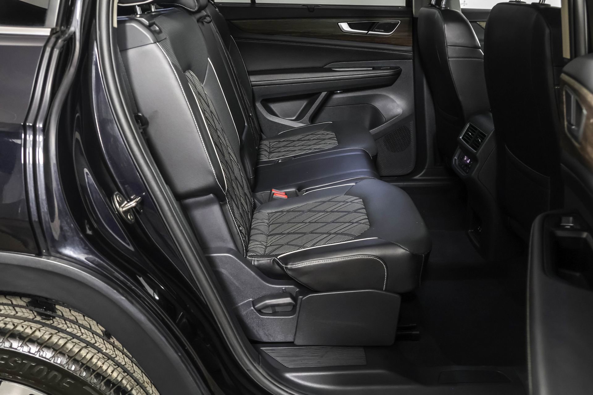 Used 2024 Volkswagen Atlas SEL Premium R-Line image 44