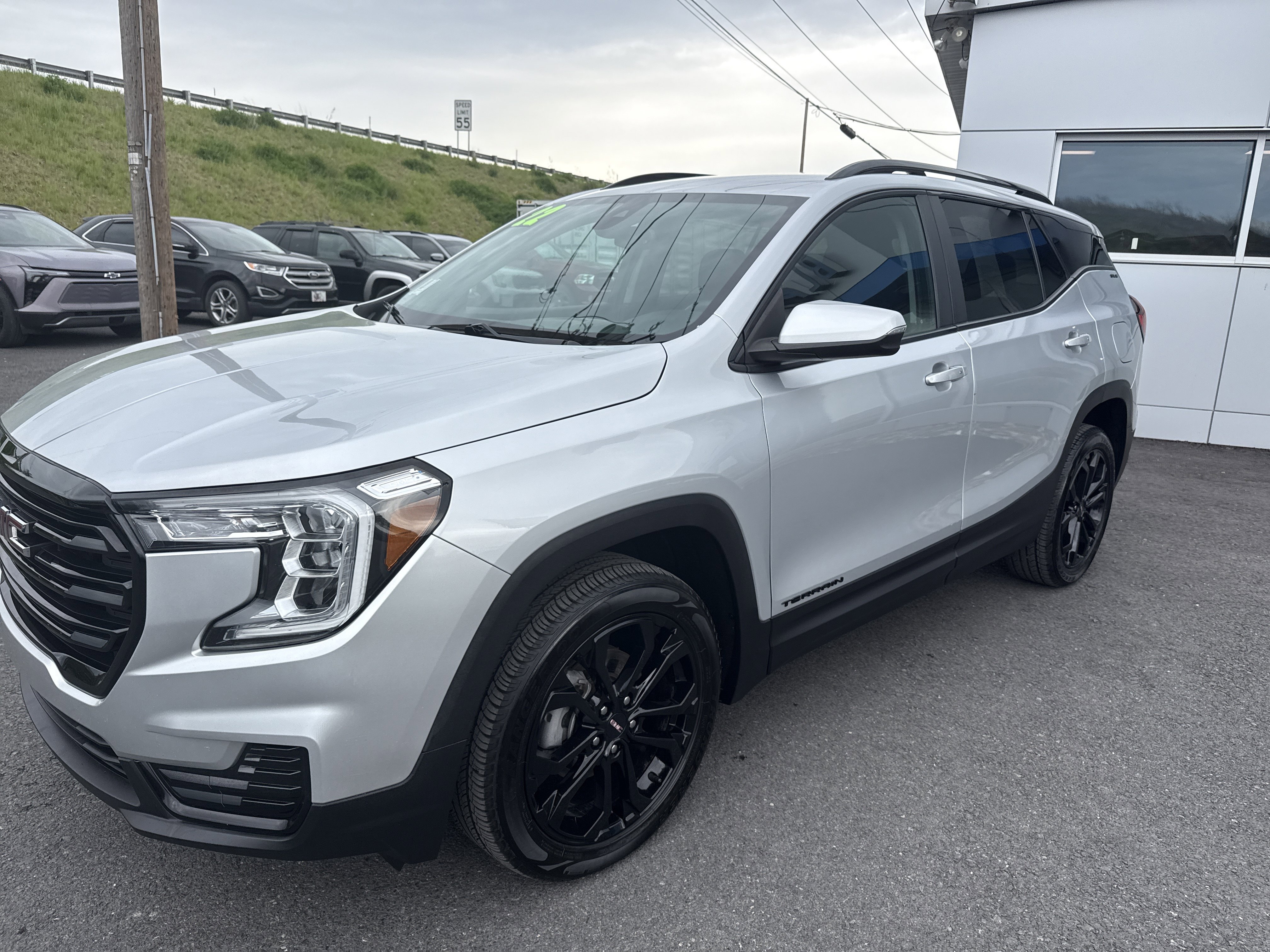 Used 2022 GMC Terrain SLE w/ Driver Convenience Package AWD/4WD image 8
