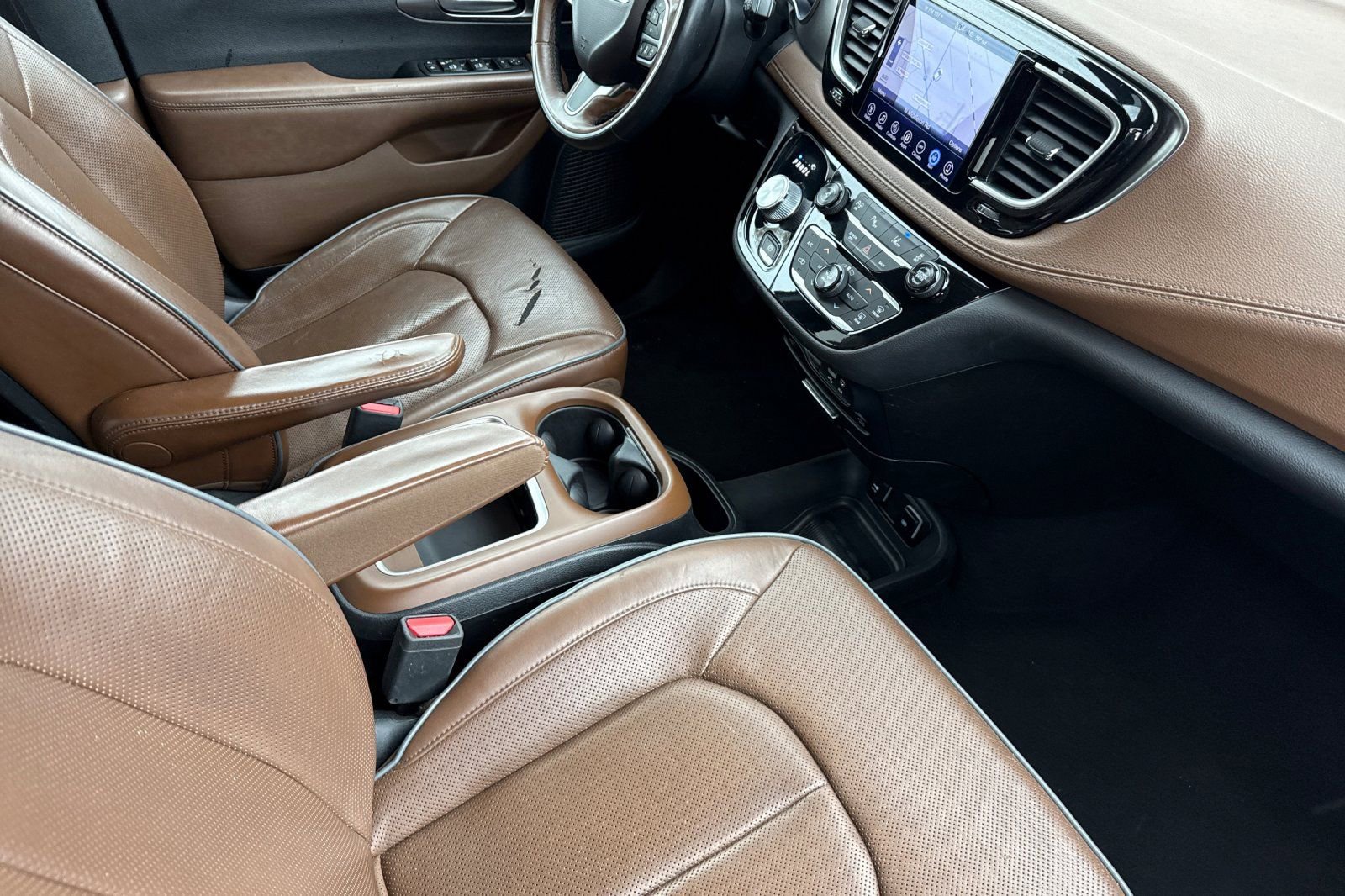 Used 2017 Chrysler Pacifica Limited w/ UConnect Theater Package FWD image 18