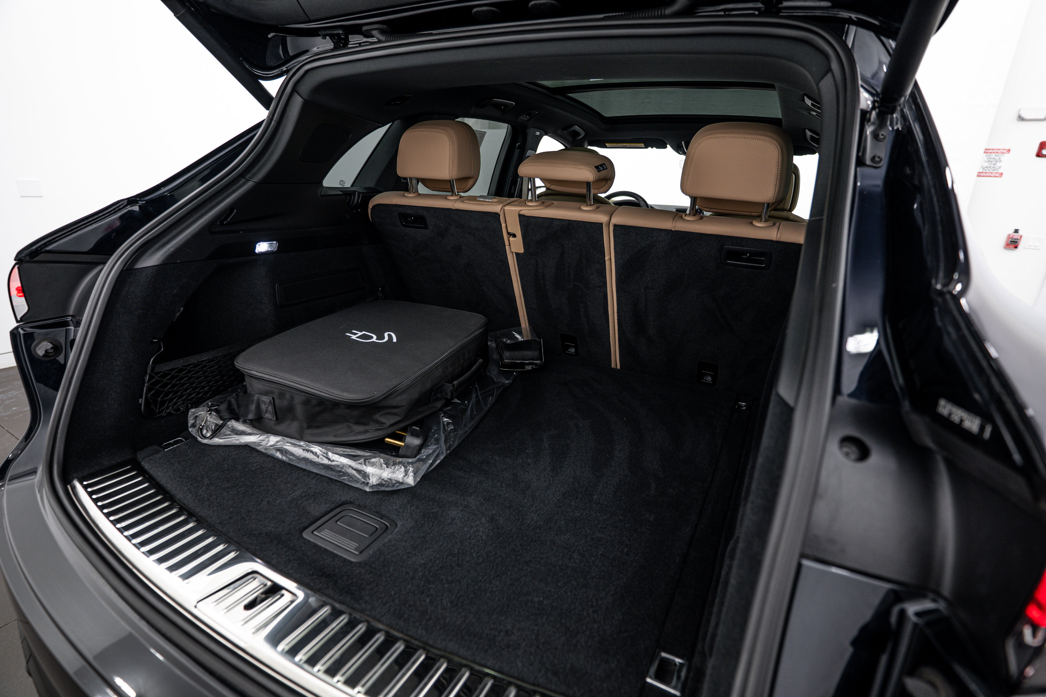Certified 2023 Porsche Cayenne Platinum Edition image 25