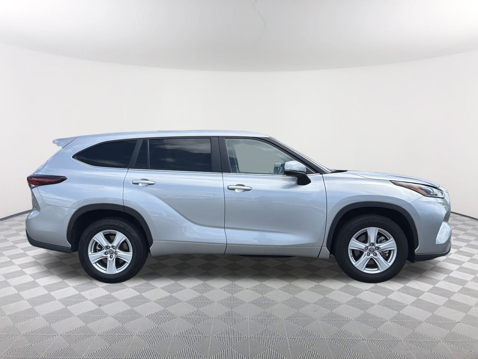 Certified 2025 Toyota Highlander LE FWD image 16