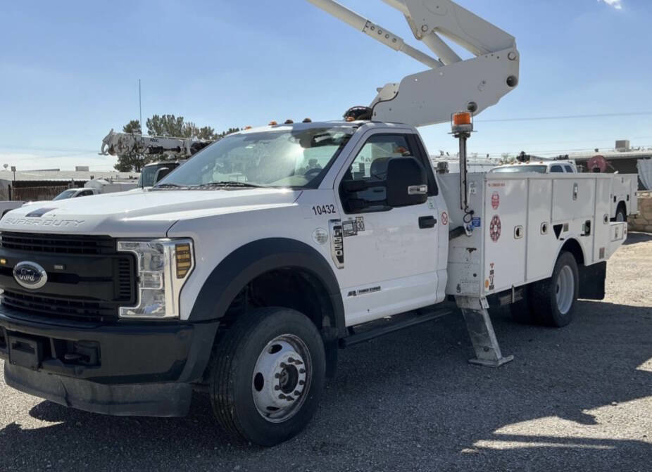 Used 2019 Ford F550 4x4 Regular Cab Super Duty image 2