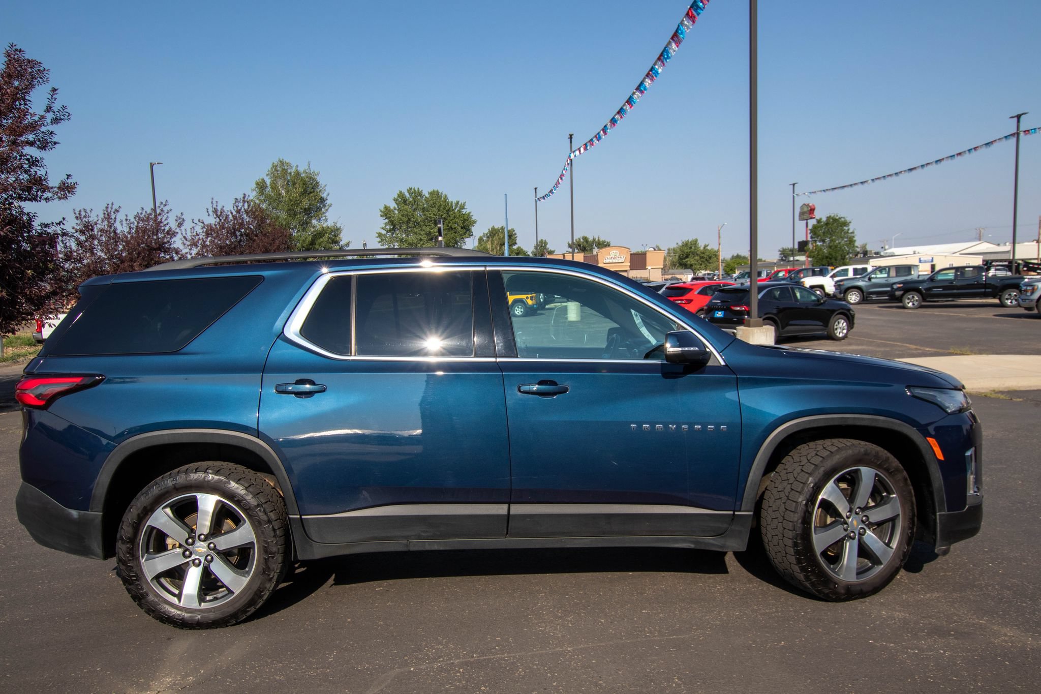 Used 2022 Chevrolet Traverse LT w/ LT Premium Package AWD/4WD image 6