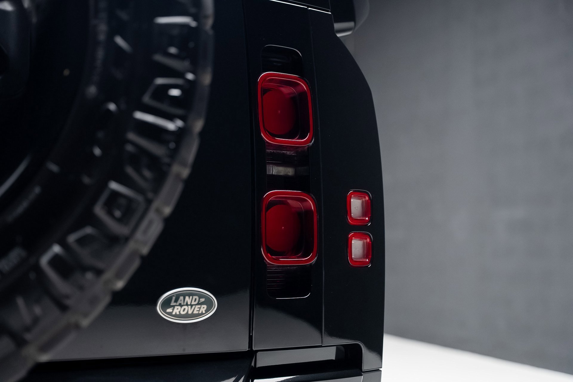 Used 2022 Land Rover Defender 110 SE image 30