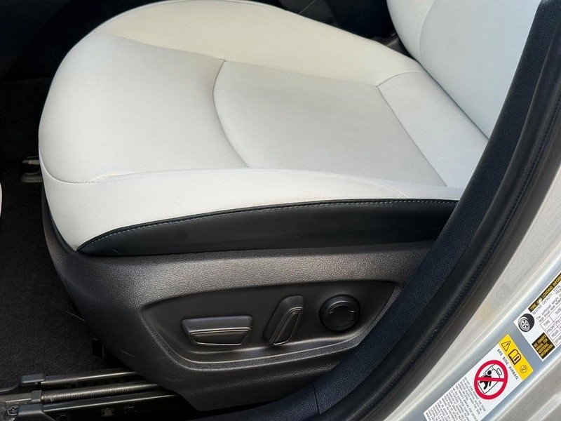 Used 2022 Toyota Prius XLE image 27