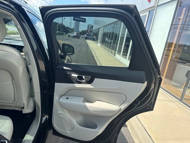 Used 2021 Volvo XC60 T5 Momentum w/ Climate Package AWD/4WD image 12