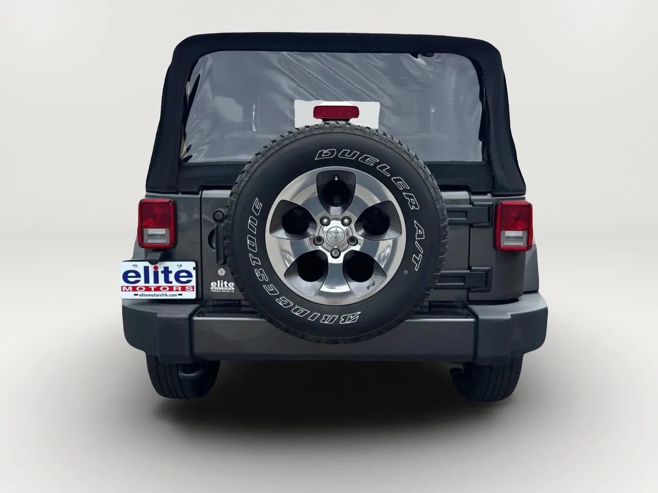 Used 2017 Jeep Wrangler Sahara w/ Connectivity Group AWD/4WD image 4