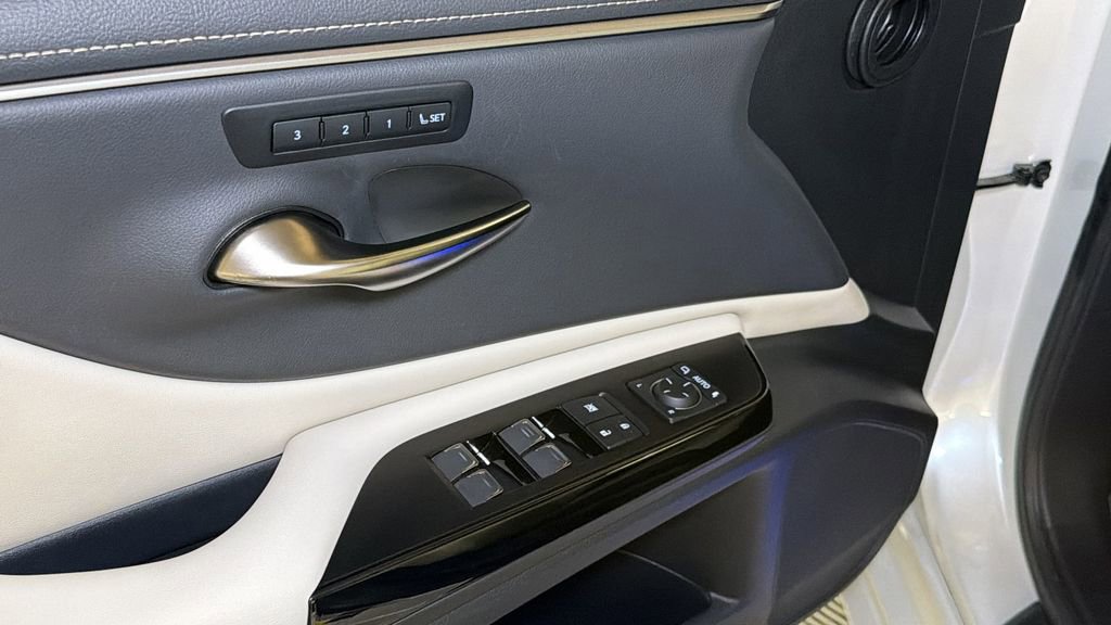 Certified 2025 Lexus ES 300h w/ Premium Package image 17