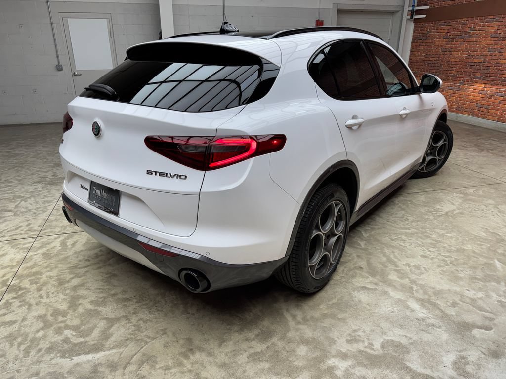 Used 2023 Alfa Romeo Stelvio Ti AWD/4WD image 4