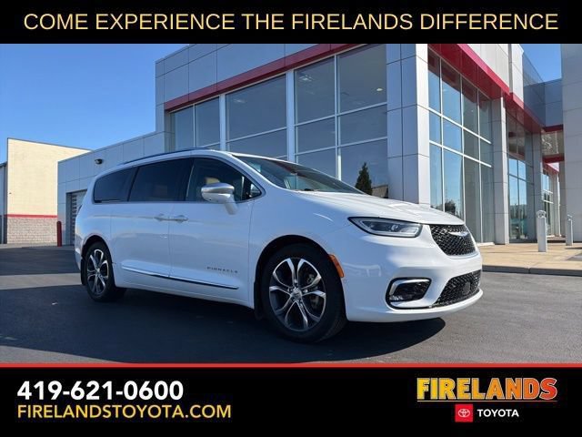 Used 2022 Chrysler Pacifica Pinnacle FWD image 2