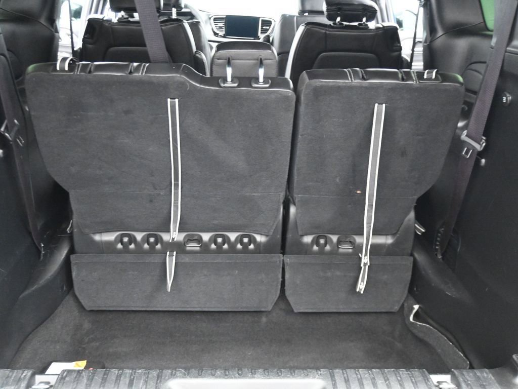 Used 2025 Chrysler Pacifica Select image 11