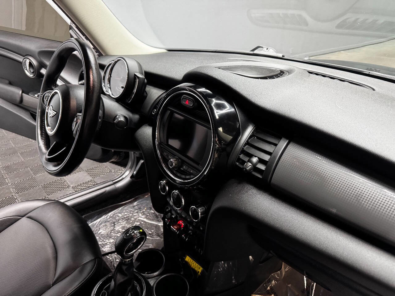 Used 2018 MINI Cooper 2-Door Hardtop w/ Signature Line Package image 39