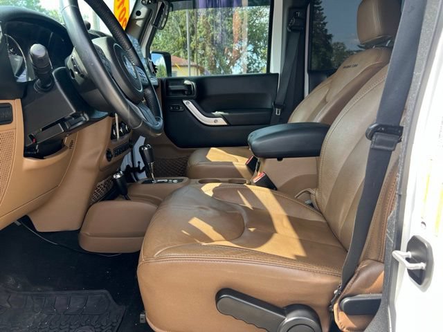 Used 2015 Jeep Wrangler Unlimited Rubicon w/ Connectivity Group AWD/4WD image 22