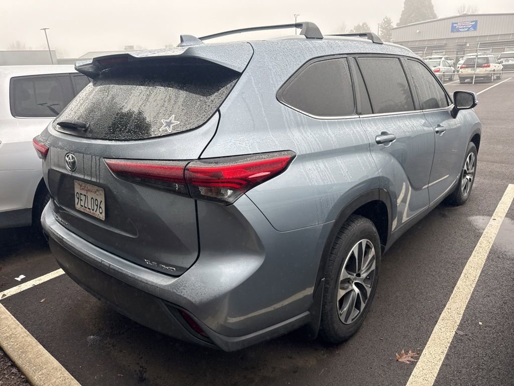 Used 2023 Toyota Highlander XLE image 3