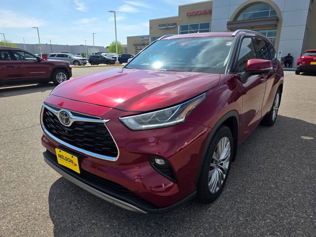Used 2023 Toyota Highlander Platinum AWD/4WD image 2