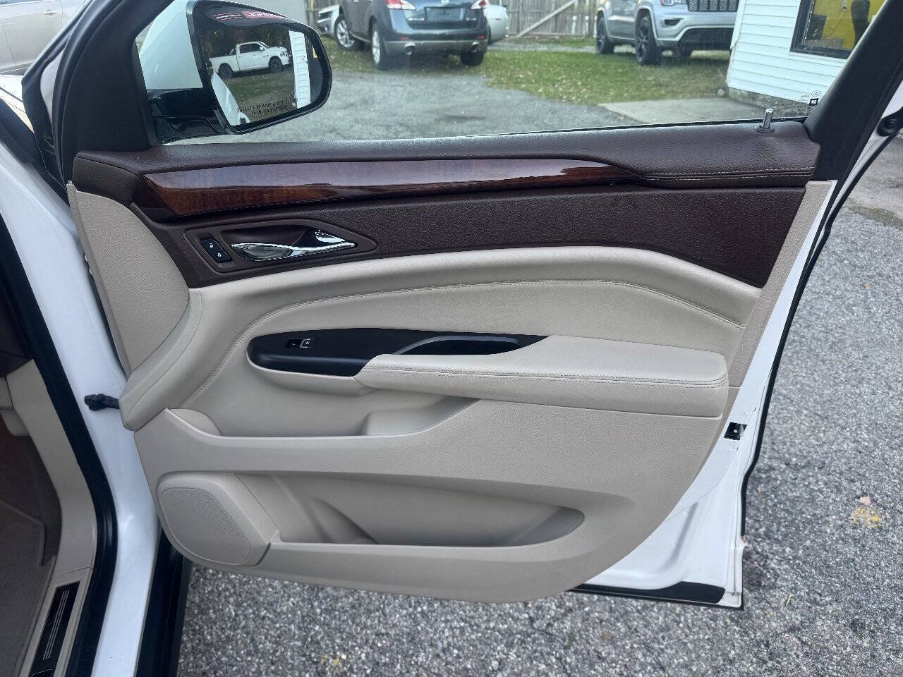 Used 2015 Cadillac SRX Luxury w/ Driver Awareness Package FWD image 31