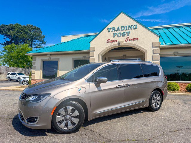 Used 2018 Chrysler Pacifica Limited w/ Advanced Safetytec Group FWD image 3