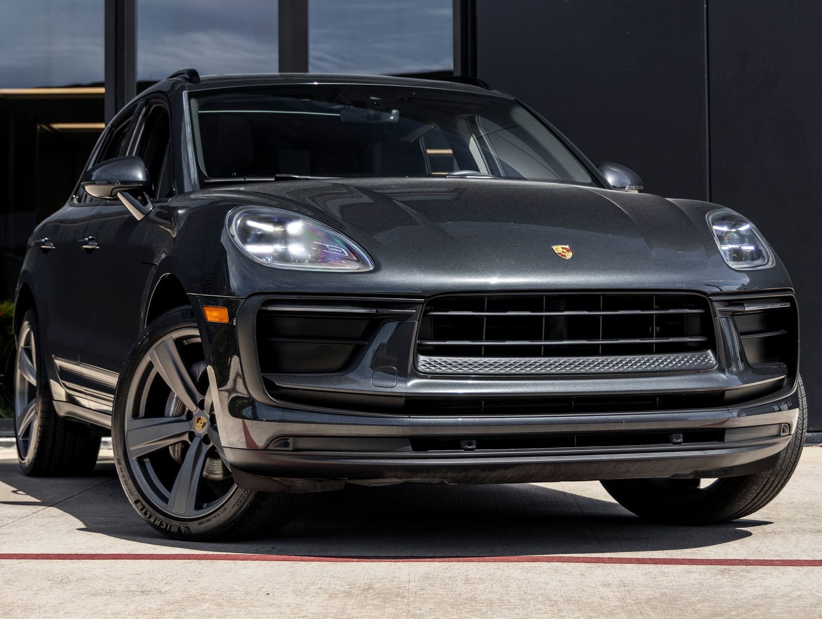 Certified 2022 Porsche Macan AWD/4WD image 6