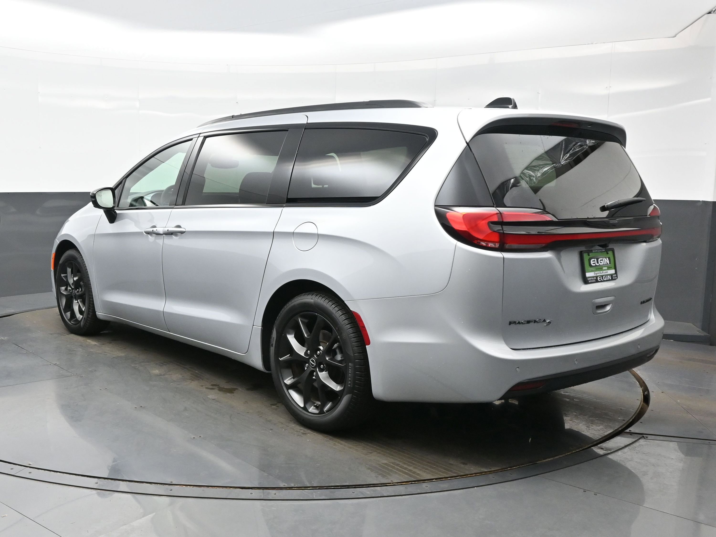 New 2026 Chrysler Pacifica Limited w/ S Appearance Package image 4