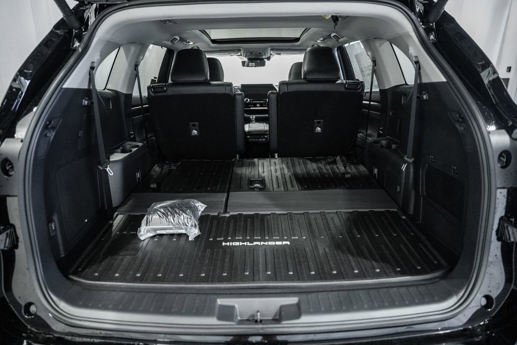 New 2026 Toyota Highlander Platinum image 10