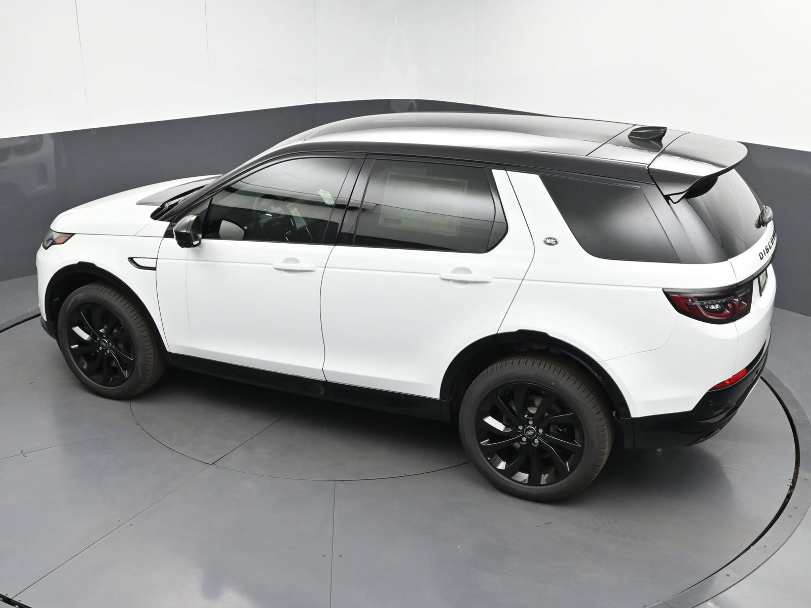 New 2025 Land Rover Discovery Sport Dynamic SE image 40